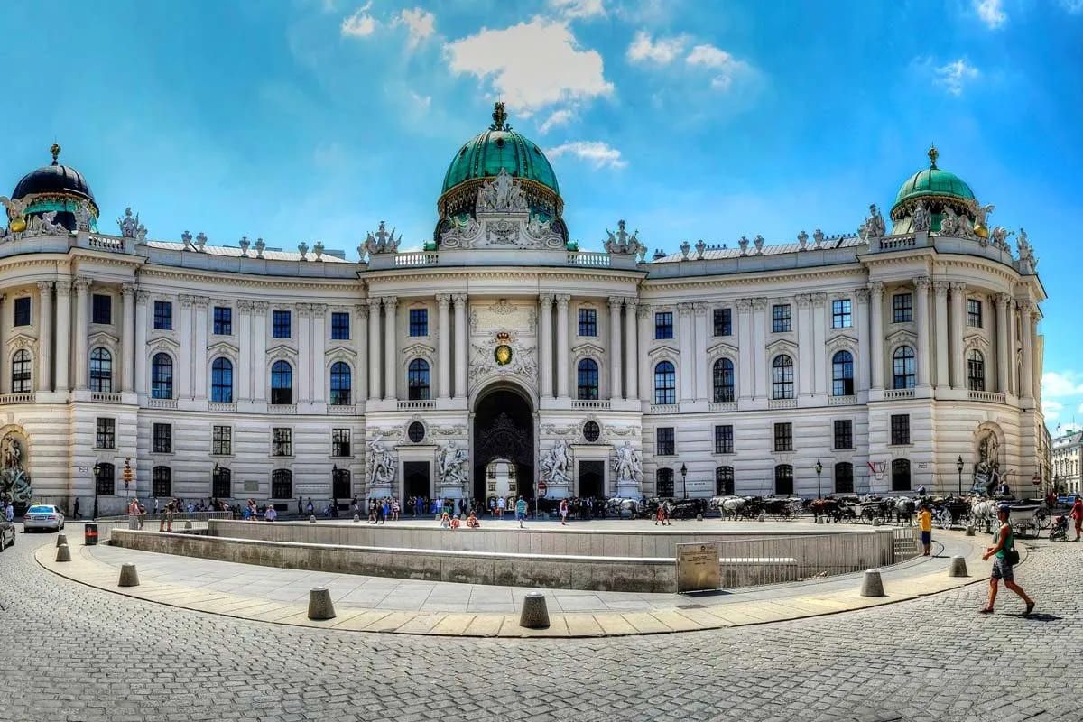 Дворец Хофбург (Hofburg Palace) фото